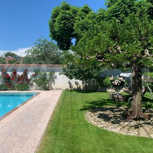 BEAUTIFUL ELEGANT PROPERTY WITH PRIVATE GARDEN & POOL – 8 ROOMS – 3 RECEPTION ROOMS - Photo 2