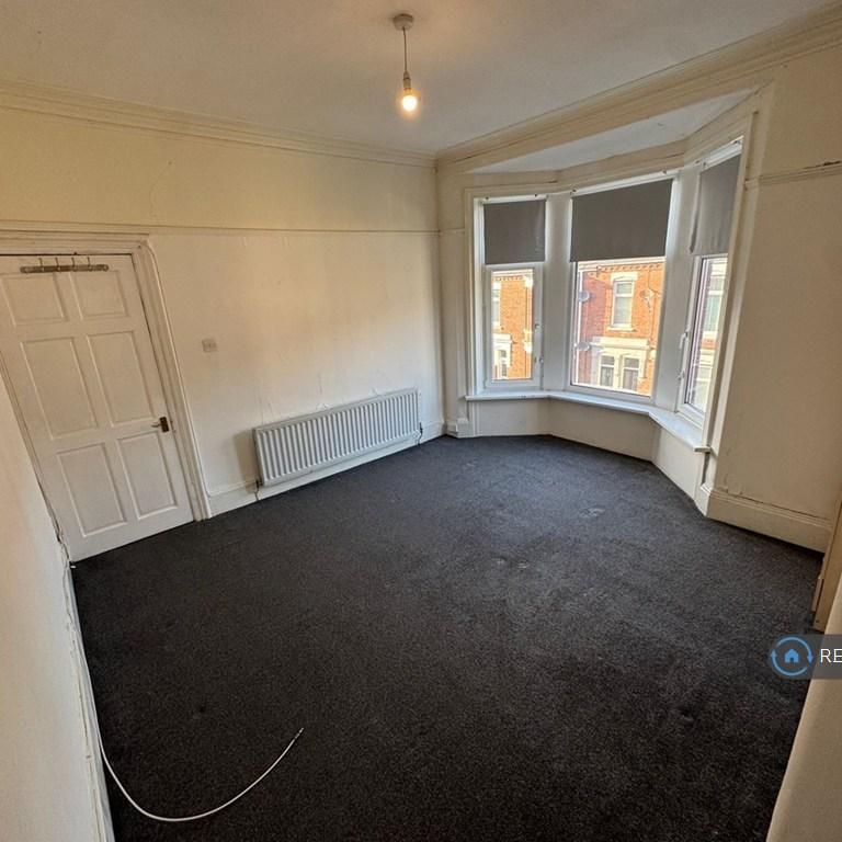 3 bedroom flat to rent - Photo 1