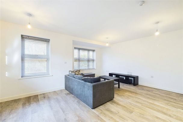 2 bedroom Flat in Morris Close, Wokingham - Photo 1