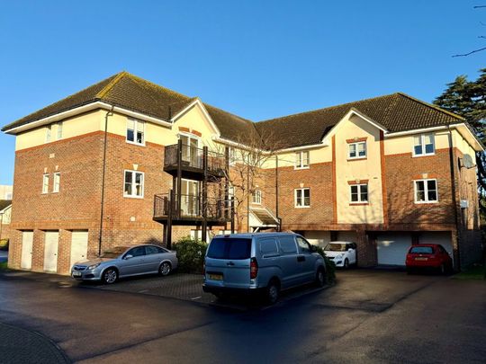 2 Bedroom Flat / Apartment - Station Road, Netley Abbey - Photo 1