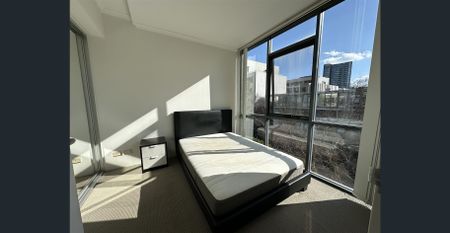 Fully Furnished Stunning Oversized Split-level Two Bedroom Apartment - Photo 5