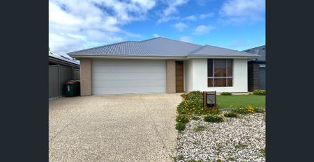 Stunning Modern Home - Photo 2