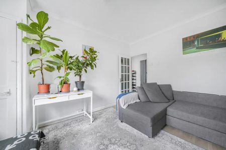 1 bedroom flat in County Street - Photo 5