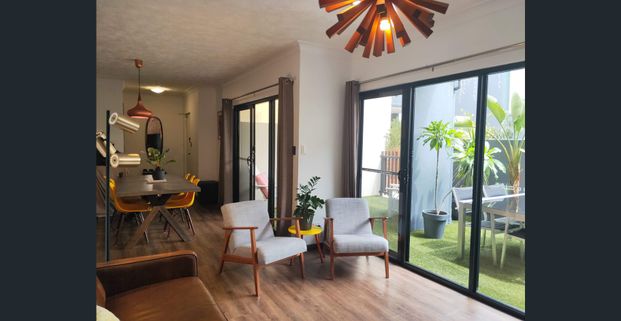 Large fully furnished apartment within boutique block - Photo 1