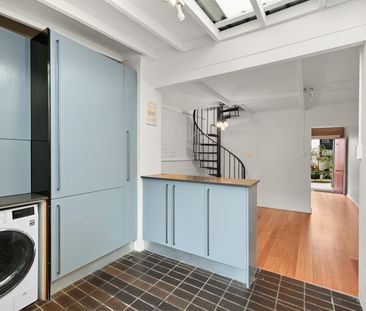 Stunning Sandstone Cottage in Peaceful Central Location - Photo 5