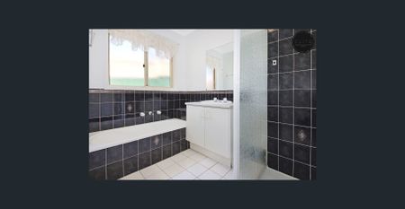 SPACIOUS AND COMFORTABLE FAMILY HOME - Photo 4