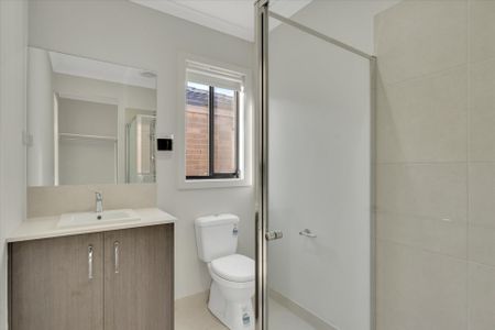 32 Adelong Boulevard Cobblebank VIC - Photo 4