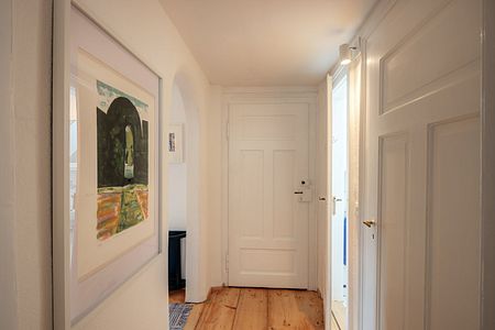 Charmante Dachgeschosswohnung in historischer Künstlervilla - Photo 2