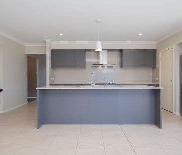 Tidy, Beachside 4 Bedroom Home with Ducted Air Con - Photo 2