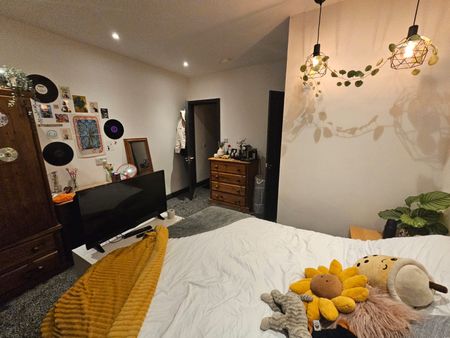 6 Bed - 24 Ashville Grove, Hyde Park, Leeds - LS6 1LY - Student - Photo 2