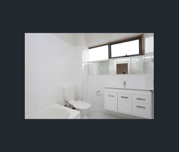 Size, sophistication & location! - Photo 4