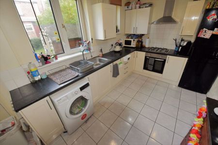 4 bedroom House in Langdale Avenue, Leeds - Photo 4