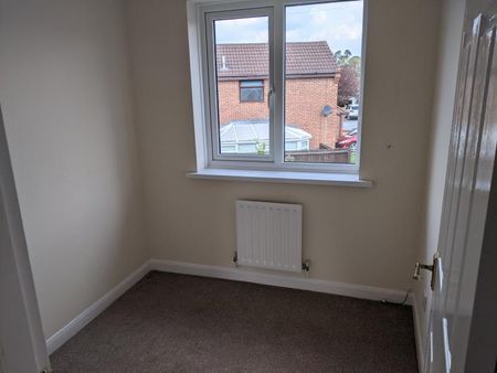 3 bedroom semi-detached house to rent - Photo 3