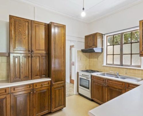 Holland Park West - Photo 1