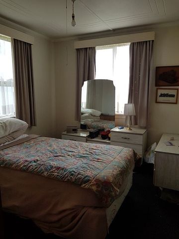 Charming 2BR Home with heat pump - Photo 2