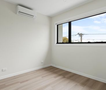 Modern Two-Bedroom Townhouse in Pascoe Vale - Photo 3