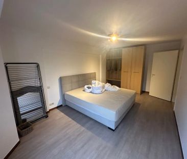 Strategisch gelegen en zeer ruim appartement met 2 slaapkamers - Foto 3