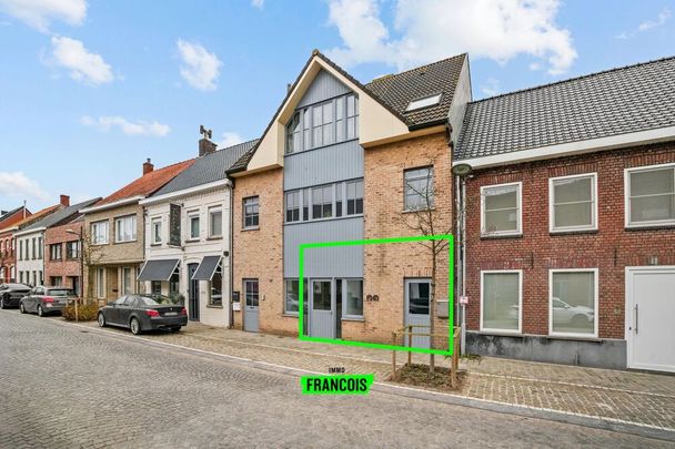 Ruim en energiezuinig gelijkvloers appartement (EPC A) met twee slaapkamers, gelegen in het hart van Proven. - Photo 1