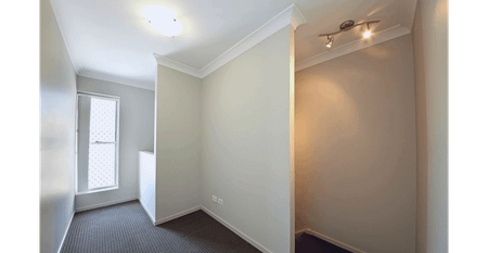 Elegant Townhouse with Private Courtyard - Photo 5