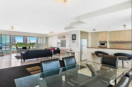 Fully Furnished Apartment for Rent: Experience Modern Living with Scenic Views in Southport. Lease available until June 2026! - Photo 5