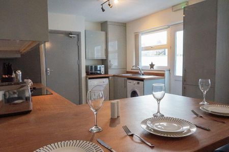 1 bedroom in a house share to rent - Photo 2