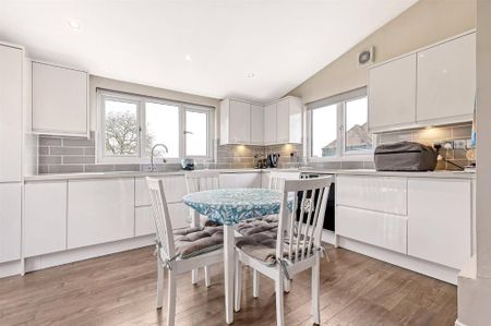 3 bedroom detached house to rent - Photo 3