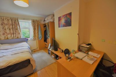 4 bedroom House in Newport View, Leeds - Photo 3