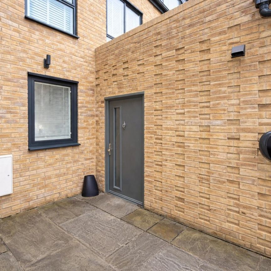 4 bedroom House To Let Total Size: 1271 SQ FT - Photo 1