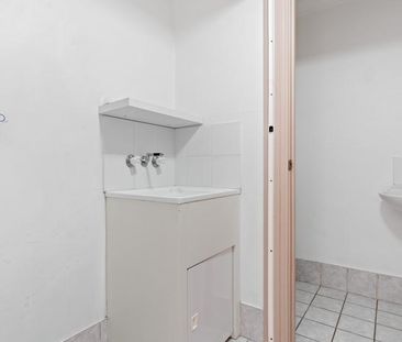 UNFURNISHED TOP FLOOR UNIT CLOSE TO THE CITY! - Photo 5