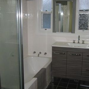 Charming 3 bedroom cottage with a fresh coat of paint - Photo 3