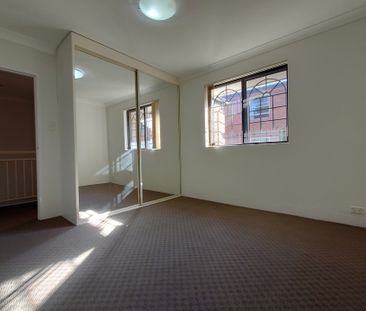 Large 4 Bedroom Townhouse - Photo 3