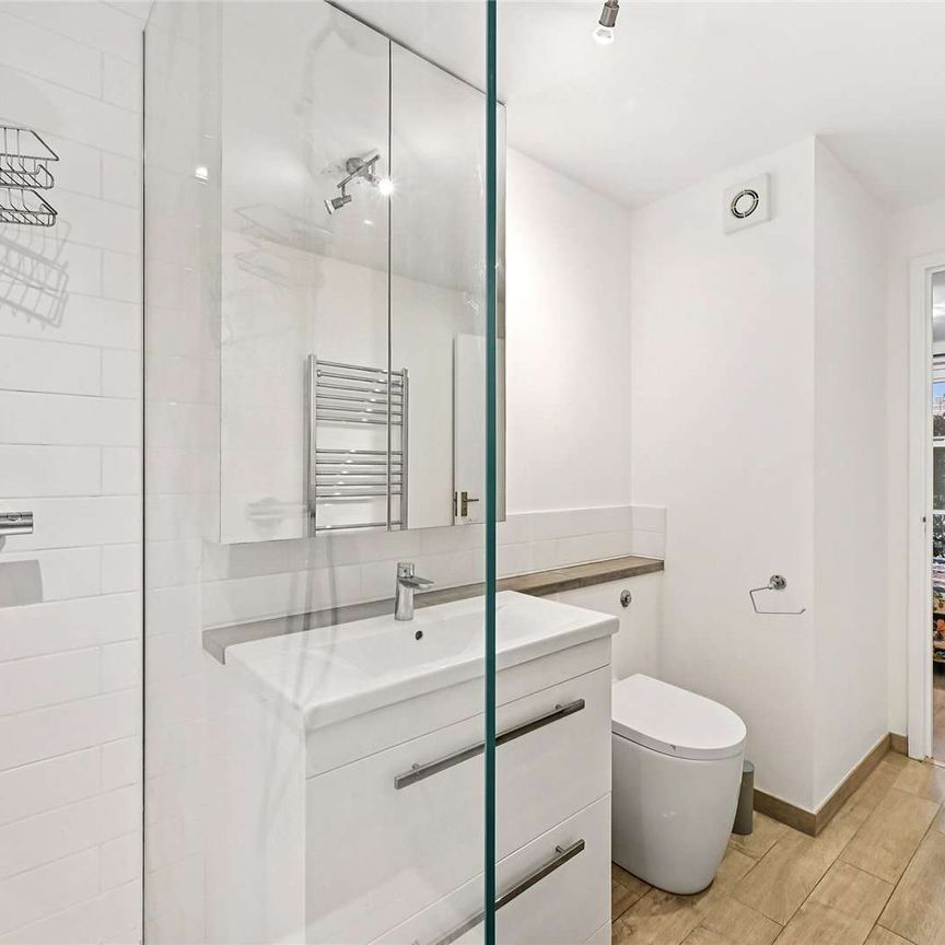A charming two bed and two bath apartment benefitting from off-street parking, gym and swimming pool, ideally located for Fulham or Earls Court. - Photo 1
