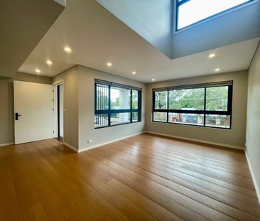 Close to Water - 5 Bed 3 Bath Luxury Tri-level Duplex with Multiple... - Photo 1