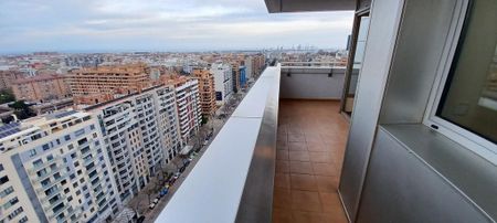 4 room luxury Flat for rent in Valencia - Photo 4