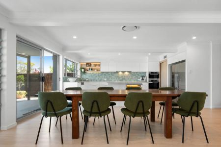 Masterful Design & Dimension – Stunning Expansive Home with Water & Elecricity Included! - Photo 3