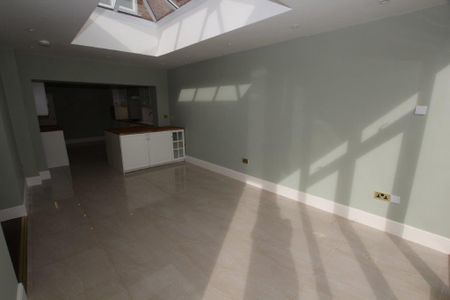 4 bedroom semi-detached house to rent - Photo 5