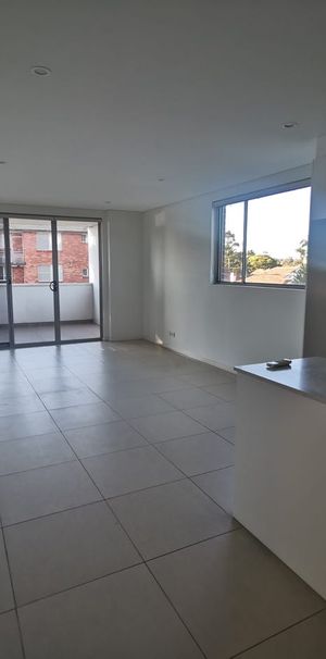 FULL TILED LIVING AREA CLOSE TO PUBLIC TRANSPORT - Photo 1