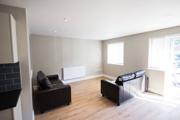 8 Bed Semi-Detached House, Carlton Road, SO15 - Photo 1