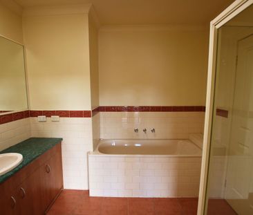Spacious & Stylish Three-Storey Townhouse in Prime Location. - Photo 6
