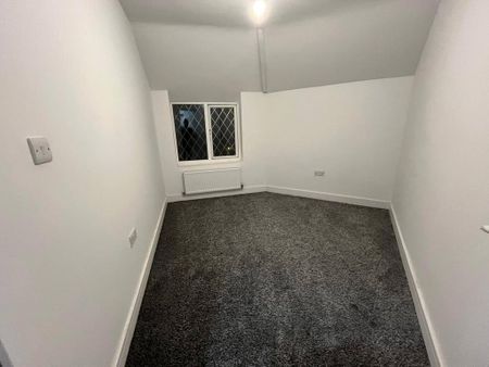 3 bedroom end of terrace house to rent - Photo 2