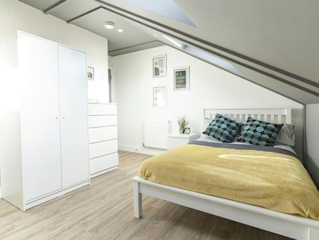 Terraced House to rent on - Photo 2