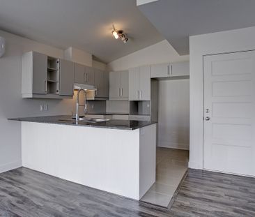 CONDO 4 1-2 NIVEAU TERRASSE + CABANON - Photo 2