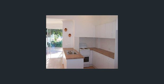 Terrace with air-conditioned bedrooms and off-street parking. - Photo 1