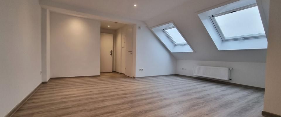 Modernes, helles sowie gemütliches Dachgeschoss mit 2 Zimmern, Küche, Diele, Bad mit Fenster - Photo 1