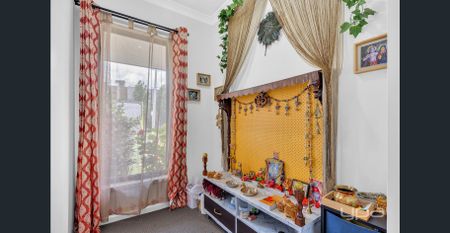 Stylish Family Living in Waterhaven Estate !! - Photo 4