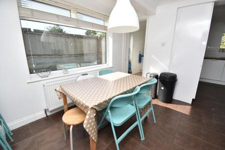 4 bedroom detached house to rent - Photo 2