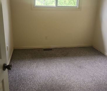 For Lease - 22 Omega Square, Brampton, Ontario - Photo 3