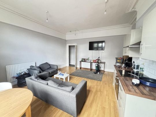 4 bedroom flat to rent - Photo 1