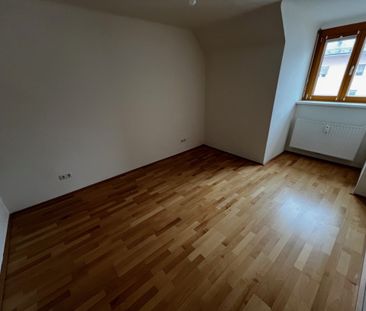 Bruck. Martin-Luther-Straße. Hippe Starterwohnung im DG - Photo 2