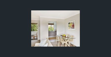 Spacious Top-Floor Apartment with Sun-Filled Views - Photo 2